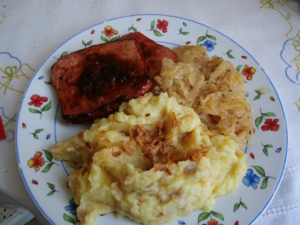 gebratener Fleischkäse mit Weinsauerkraut und Röstzwiebelstampfkartoffeln - Rezept - Bild Nr. 6