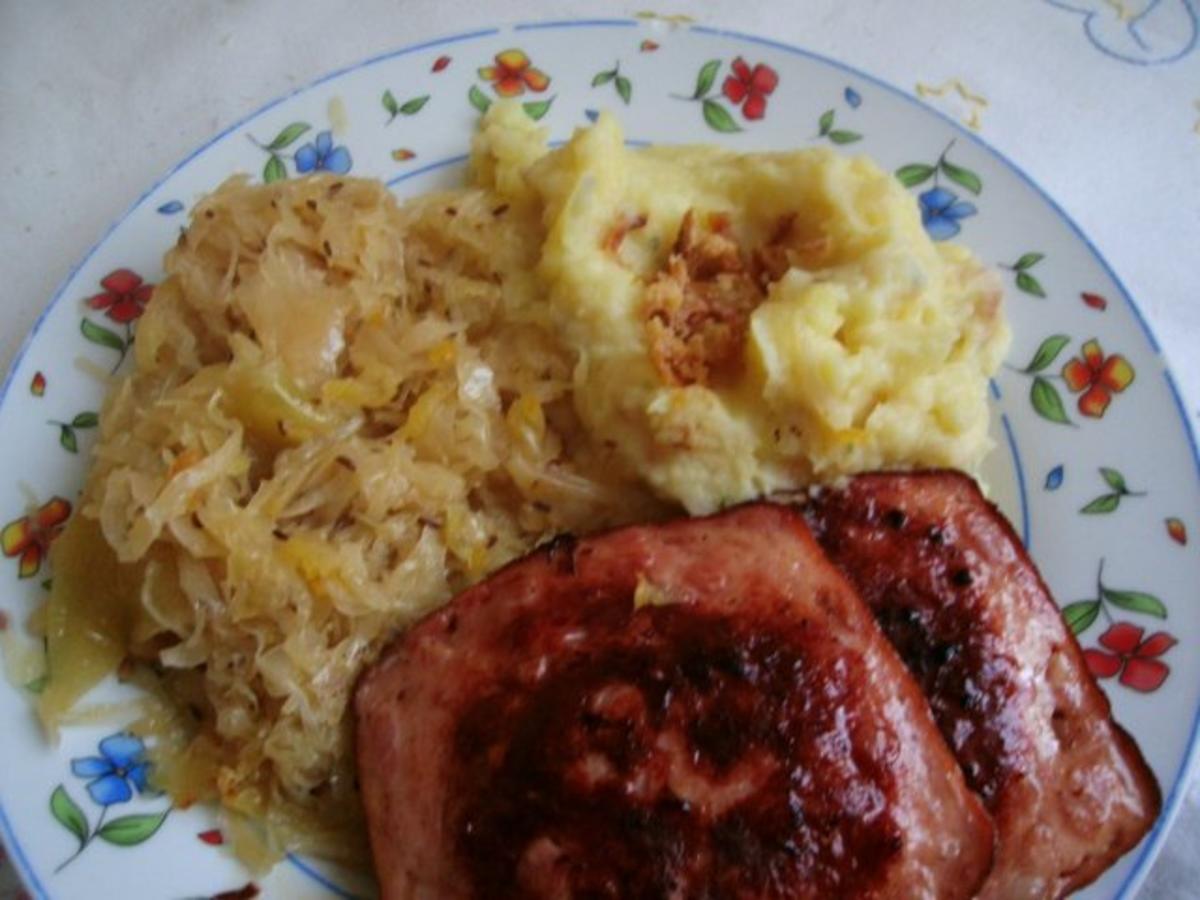 gebratener Fleischkäse mit Weinsauerkraut und Röstzwiebelstampfkartoffeln - Rezept - Bild Nr. 8