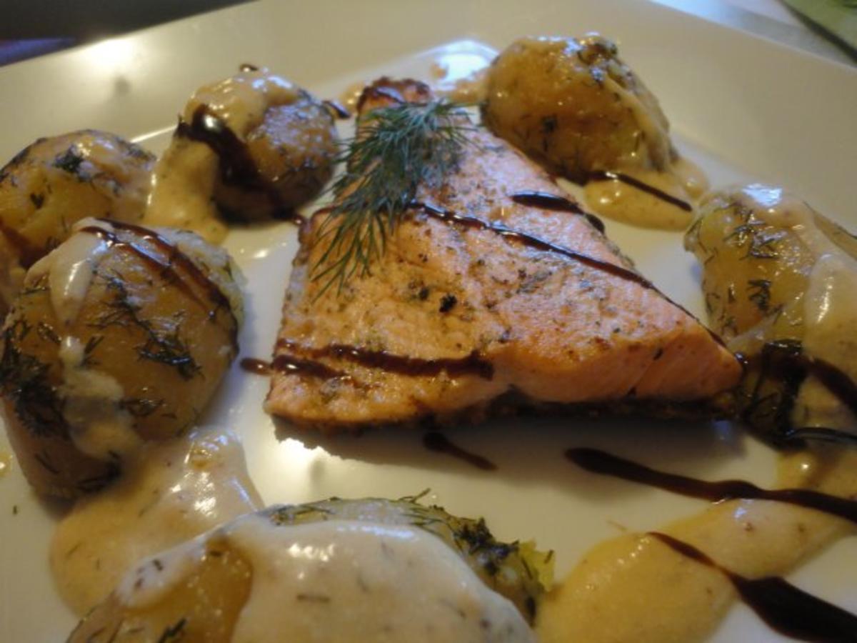 Lachsfilet mit Knusper Kruste in Riesling Sauce &amp; Dill Kartoffel ...