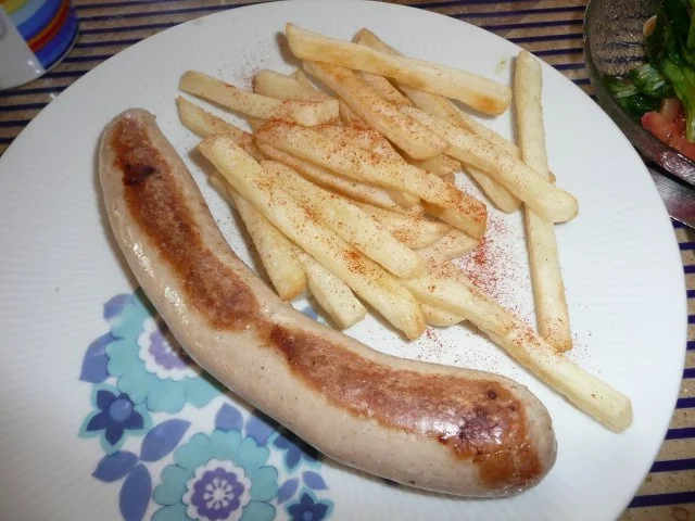 Bratwurst, Pommes ,Feldsalat - Rezept