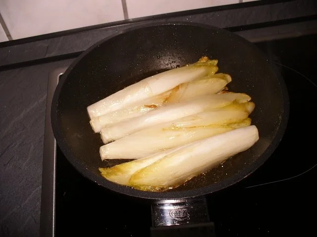 Geschnetzeltes vom Huhn mit gebratenen  Chicorèespalten und Kidneybohnen an Reis - Rezept - Bild Nr. 5
