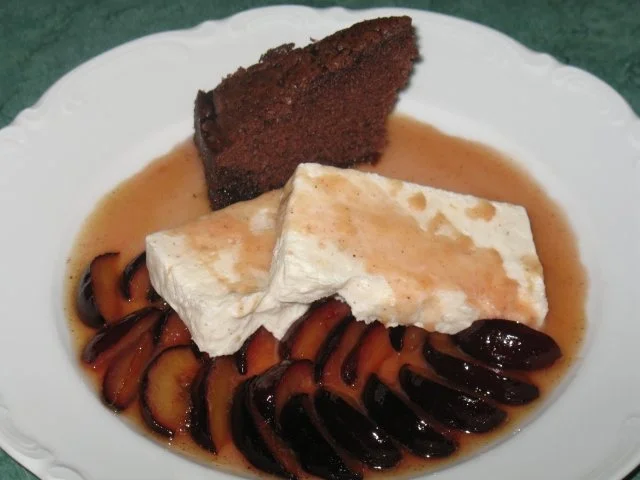 Dessert - Zimtblüten-Joghurt-Parfait an karamellisierten frischen Pflaumen - Rezept