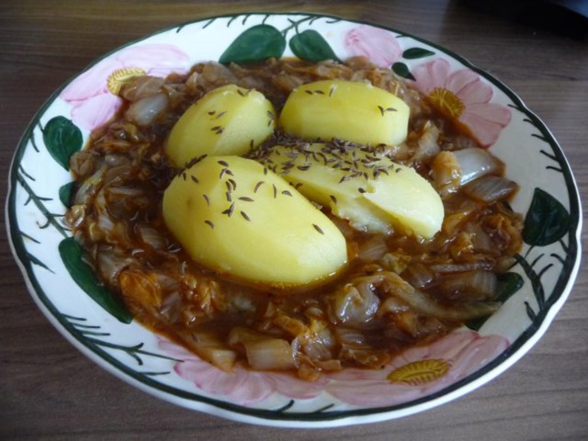 Fleischlos : Geschmorten Chinakohl mit Kümmelkartoffeln - Rezept ... Fleischlos : Geschmorten Chinakohl mit Kümmelkartoffeln - Rezept ...