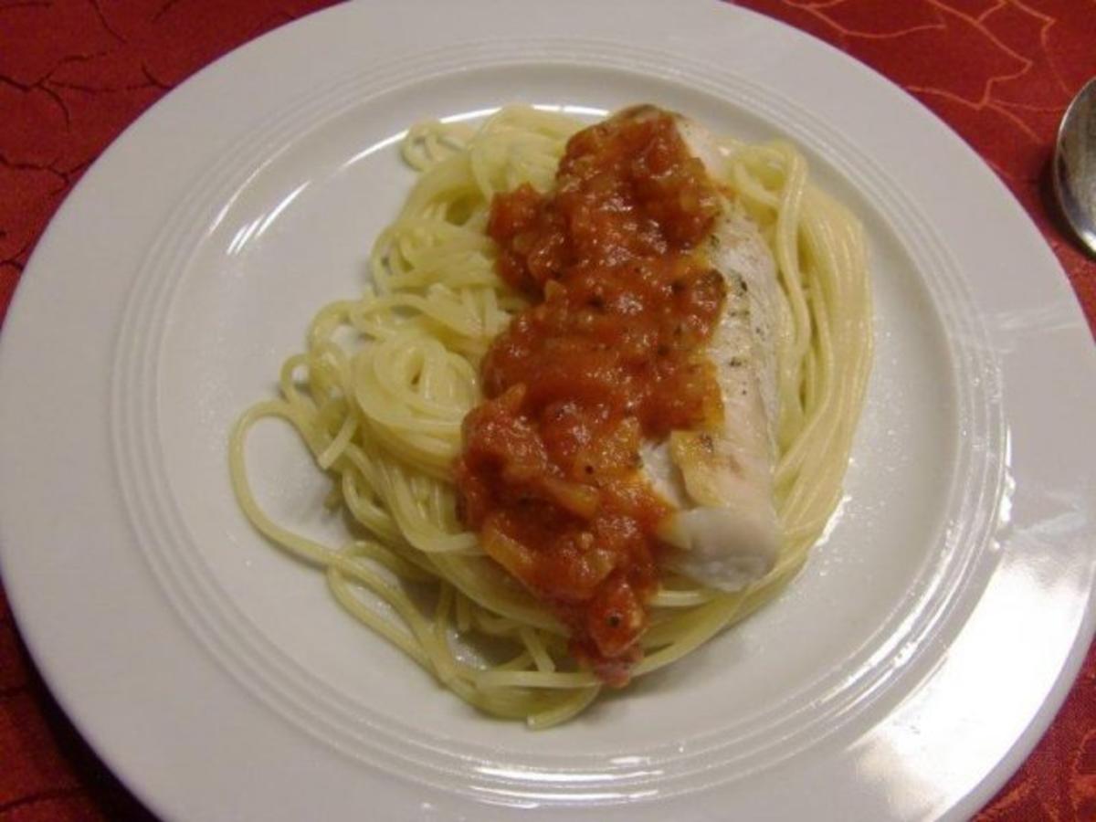Kabeljau Filet auf ein Spaghettinest mit Tomatensoße à la Heiko - Rezept