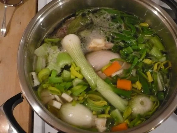 Rezept: Hühnersuppe mit Nudeln Hühnersuppe mit Nudeln - Rezept