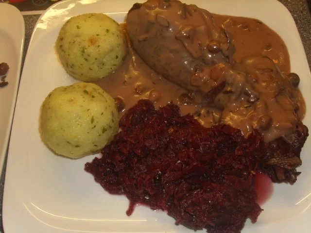 Putenkeulen in Glühwein mit Nüssen und Rosinen - Rezept