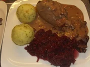 Putenkeulen in Glühwein mit Nüssen und Rosinen - Rezept