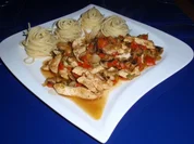 Pikante Hähnchenstreifen mit Spaghettitürmchen - Rezept