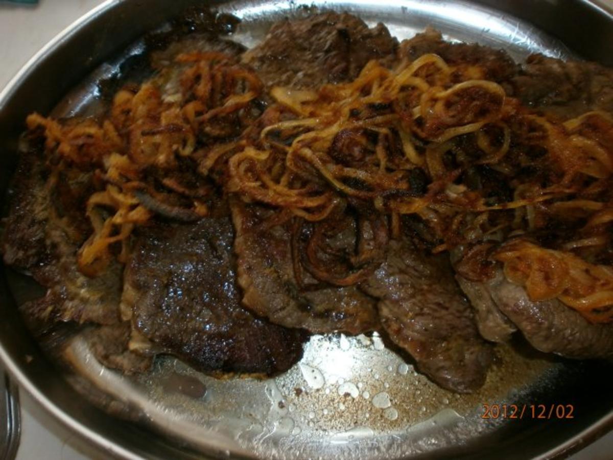 Roastbeef mit Zwiebeln und Chicorèe-Salat - Rezept - kochbar.de