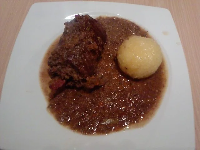 SCHARF GEWICKELT UND SÜSS - SAUER - SCHARF GEBETTET -- Rindsroulade - Rezept