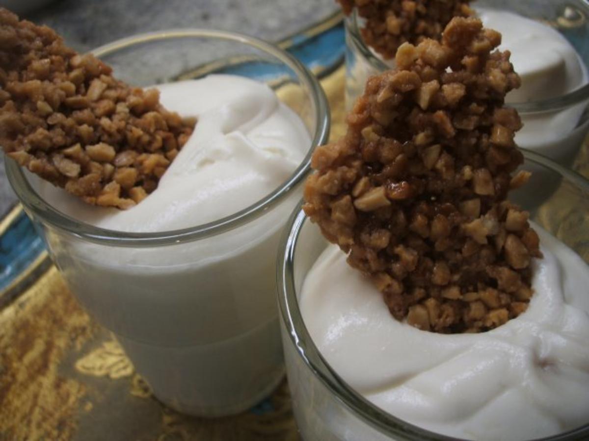 Dessert: Sahnejoghurt mit Honig und Krokant - Rezept