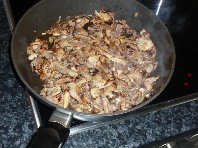 Rezept: Waldpilze mit Knödl und Rahmsoße Bild Nr. 6 Waldpilze mit Knödl und Rahmsoße - Rezept - Bild Nr. 6