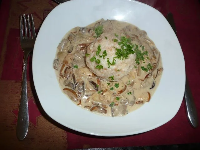 Rezept: Waldpilze mit Knödl und Rahmsoße Waldpilze mit Knödl und Rahmsoße - Rezept