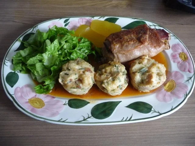 Beilagen : Semmelknödel, Gewickelte Kaninchenrückenteile und Salat - Rezept