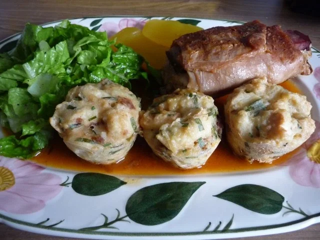 Beilagen : Semmelknödel, Gewickelte Kaninchenrückenteile und Salat - Rezept - Bild Nr. 2