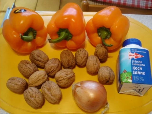 Gelbe – Paprikasuppe mit karamellisierten Walnüssen - Rezept - Bild Nr. 2