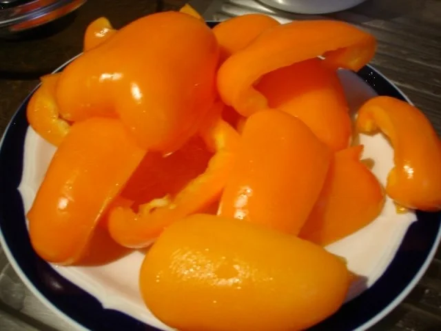 Gelbe – Paprikasuppe mit karamellisierten Walnüssen - Rezept - Bild Nr. 3