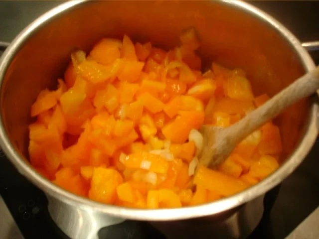 Gelbe – Paprikasuppe mit karamellisierten Walnüssen - Rezept - Bild Nr. 7