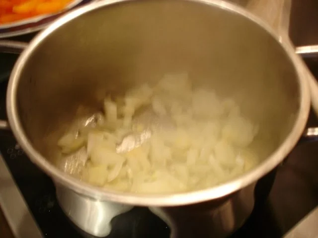 Gelbe – Paprikasuppe mit karamellisierten Walnüssen - Rezept - Bild Nr. 6