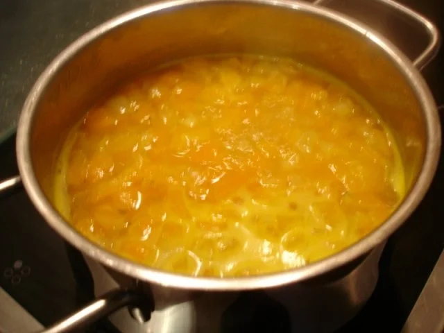 Gelbe – Paprikasuppe mit karamellisierten Walnüssen - Rezept - Bild Nr. 9