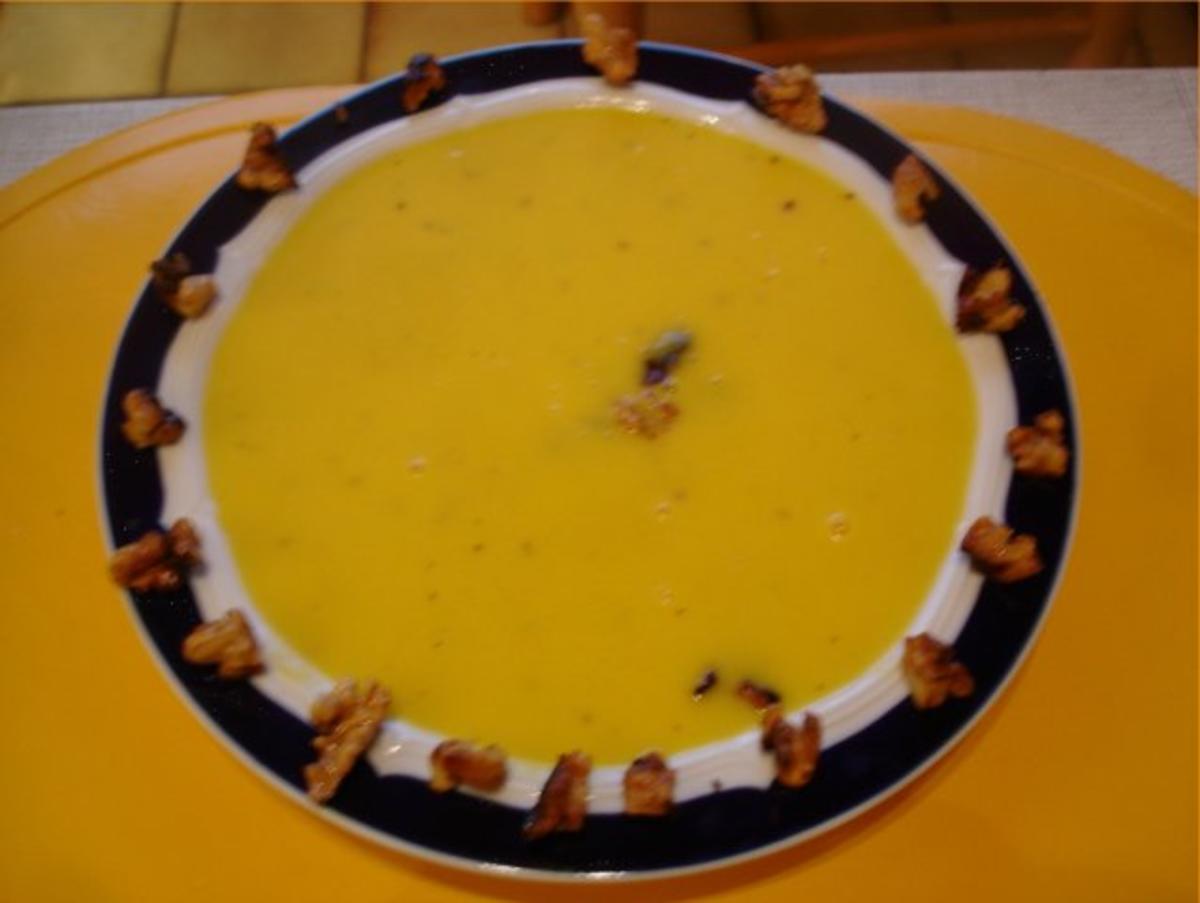 Bilder für Gelbe – Paprikasuppe mit karamellisierten Walnüssen - Rezept