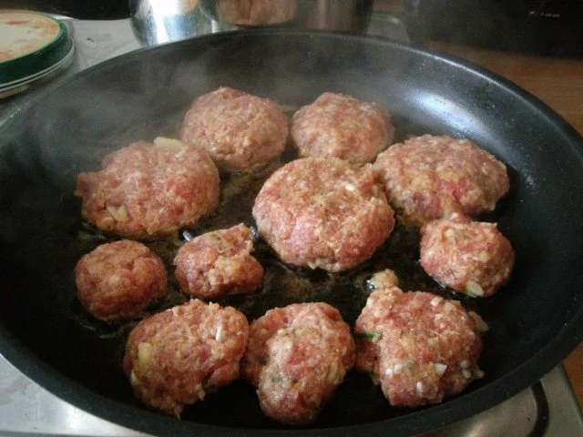 Frikadellen mit Blumenkohl und Käsesauce - Rezept - Bild Nr. 5