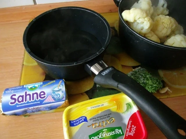 Frikadellen mit Blumenkohl und Käsesauce - Rezept - Bild Nr. 6