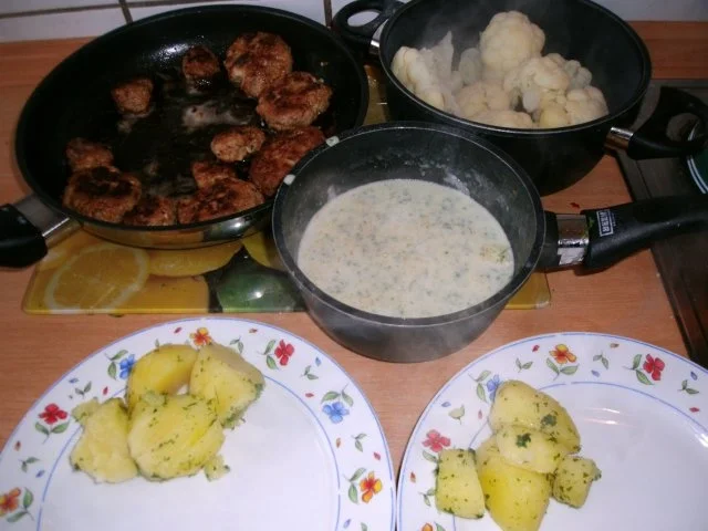 Frikadellen mit Blumenkohl und Käsesauce - Rezept - Bild Nr. 7