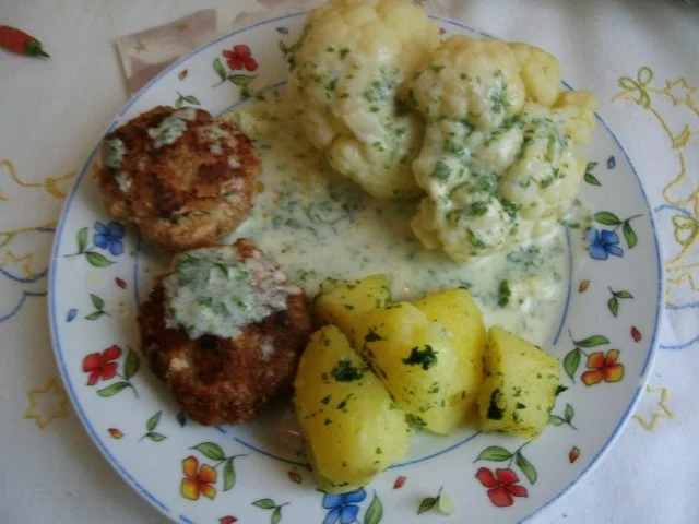 Frikadellen mit Blumenkohl und Käsesauce - Rezept - Bild Nr. 8