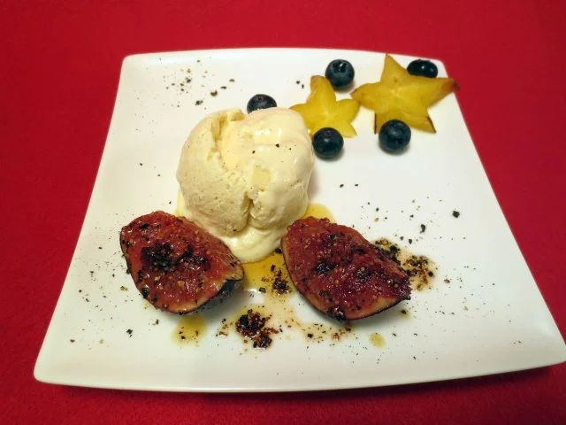 Rezept: Weißes Schokoladeneis mit gebratener, gepfefferter Feige Weißes Schokoladeneis mit gebratener, gepfefferter Feige - Rezept