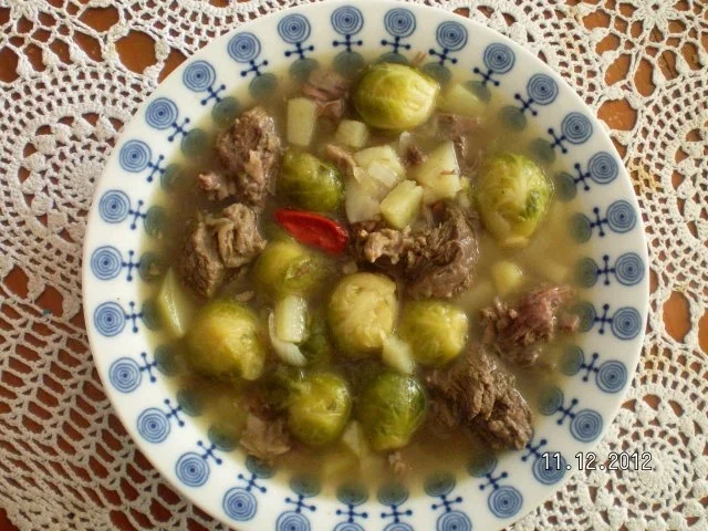 Rosenkohlsuppe mit Rindfleisch - Rezept