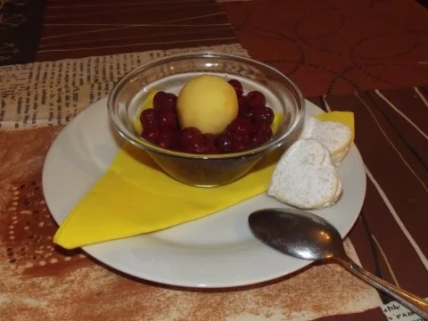 Pfeffer-Kirschen mit Vanille-Eis - Rezept