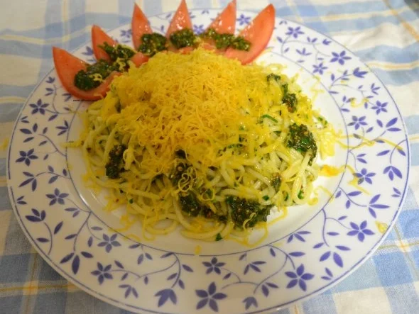 Spaghetti mit Petersilien-Pistazien-Pesto und Cheddar - Rezept