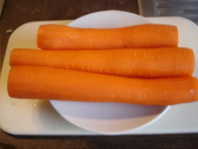 Pikantes Hähnchen mit Möhrenblüten und Kartoffelblütengratin - Rezept - Bild Nr. 5