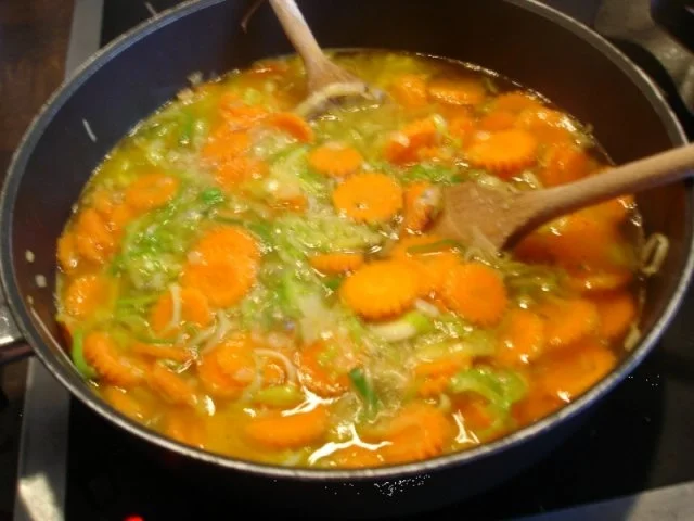 Pikantes Hähnchen mit Möhrenblüten und Kartoffelblütengratin - Rezept - Bild Nr. 15