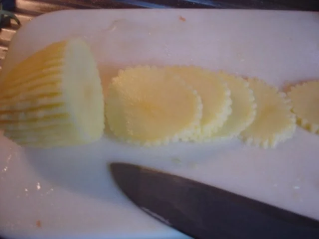 Pikantes Hähnchen mit Möhrenblüten und Kartoffelblütengratin - Rezept - Bild Nr. 25