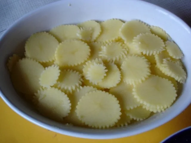 Pikantes Hähnchen mit Möhrenblüten und Kartoffelblütengratin - Rezept - Bild Nr. 27