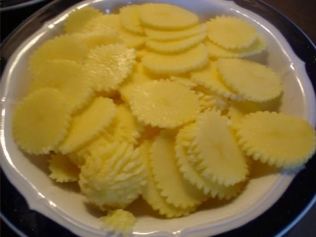 Pikantes Hähnchen mit Möhrenblüten und Kartoffelblütengratin - Rezept - Bild Nr. 26