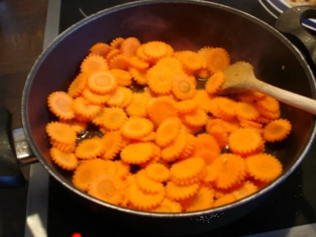 Pikantes Hähnchen mit Möhrenblüten und Kartoffelblütengratin - Rezept - Bild Nr. 12