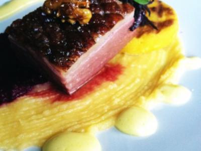 Rezept: Rosa gebratene Entenbrust mit karamellisierten Walnüssen an goldener- und roter Bete, Was Rosa gebratene Entenbrust mit karamellisierten Walnüssen an goldener- und roter Bete, Was - Rezept