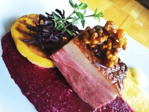 Rosa gebratene Entenbrust mit karamellisierten Walnüssen  an goldener- und roter Bete, Was - Rezept - Bild Nr. 2