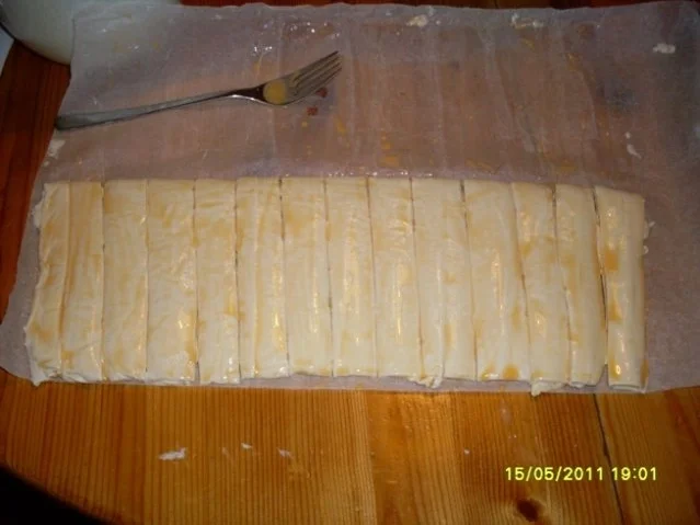 Blätterteigstangen mit Zwiebel-Creme - Rezept