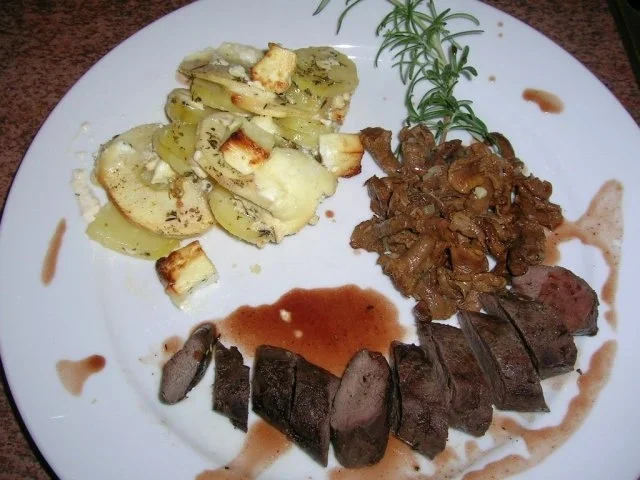 Hasenfilet, an Apfel-Kartoffel-Schafskäse-Gratin, neben Pfifferlingen - Rezept - Bild Nr. 6