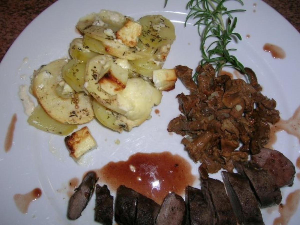 Hasenfilet, an Apfel-Kartoffel-Schafskäse-Gratin, neben Pfifferlingen - Rezept - Bild Nr. 7