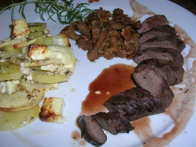 Hasenfilet, an Apfel-Kartoffel-Schafskäse-Gratin, neben Pfifferlingen - Rezept - Bild Nr. 2