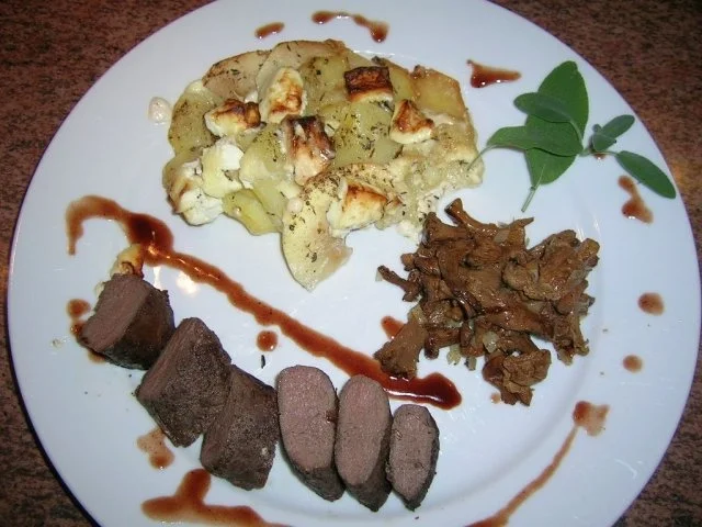 Hasenfilet, an Apfel-Kartoffel-Schafskäse-Gratin, neben Pfifferlingen - Rezept - Bild Nr. 3