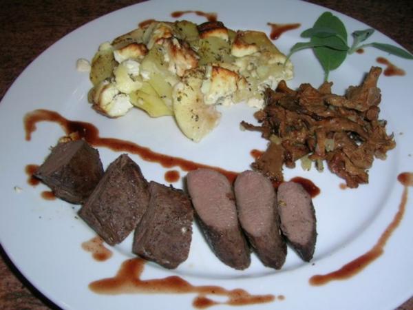 Hasenfilet, an Apfel Kartoffel Schafskäse Gratin, neben Pfifferlingen ...
