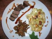 Hasenfilet, an Apfel-Kartoffel-Schafskäse-Gratin, neben Pfifferlingen - Rezept