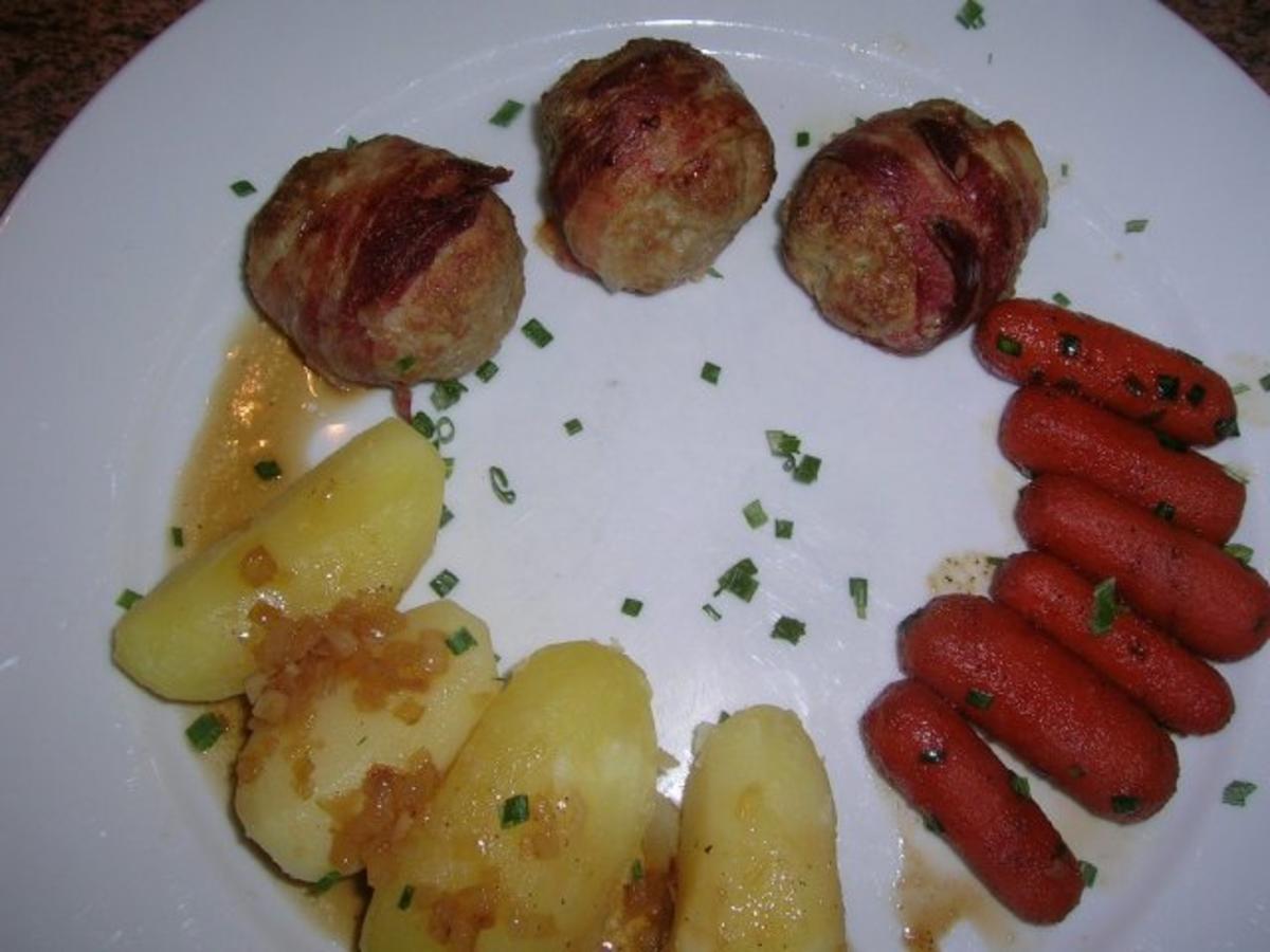 Kleine falsche Hasen in der Muffinform, mit karamellisierten Möhrchen ...