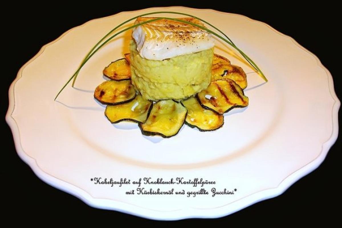 Kabeljaufilet auf Knoblauch - Kartoffelpüree mit Kürbiskernöl und gegrillte Zucchini - Rezept